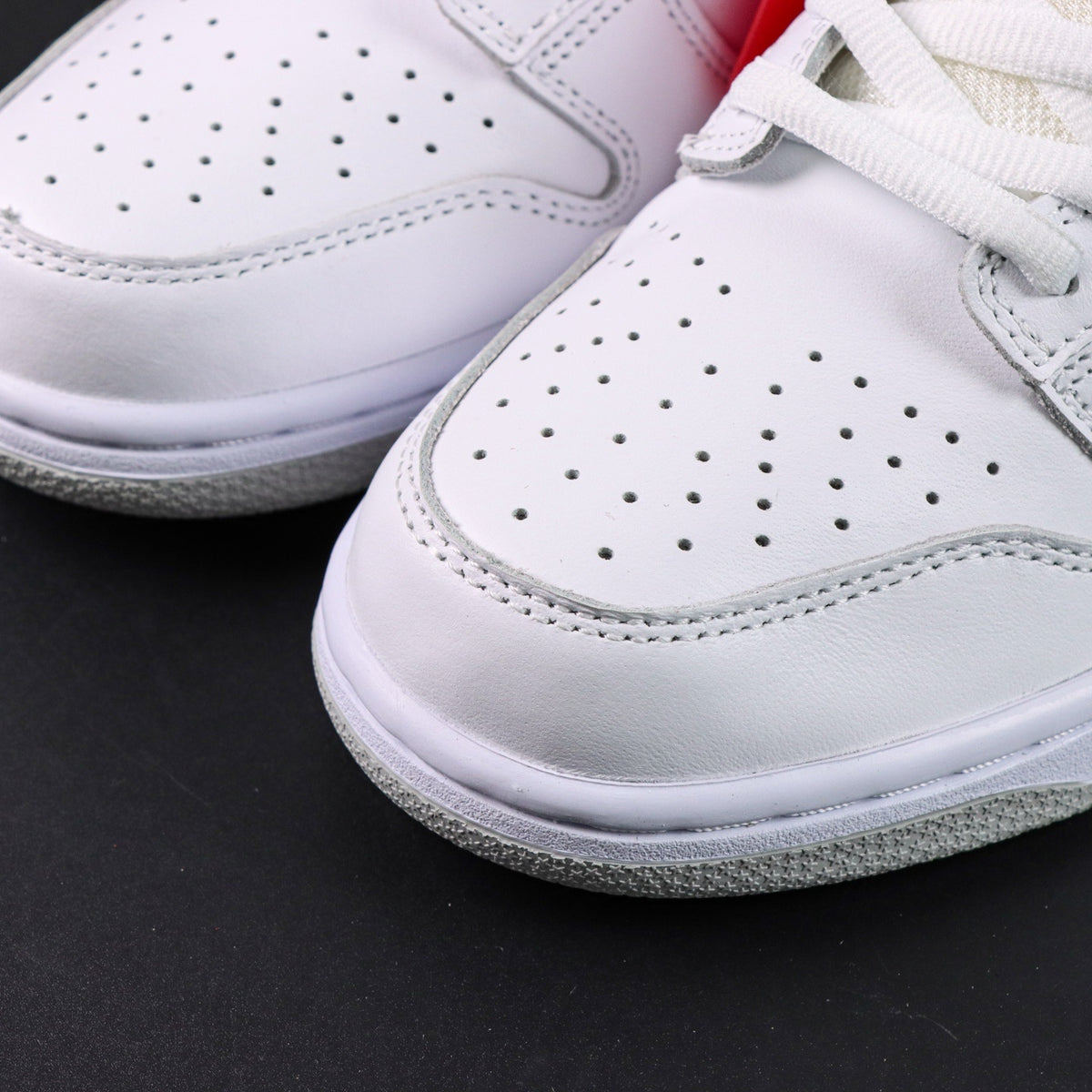 Nike SB Dunk Low Supreme 94 White Metallic Silver